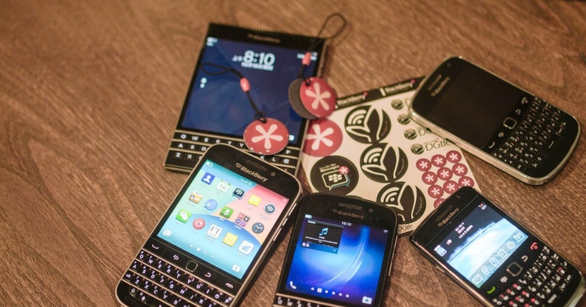 Collection of classic BlackBerry phones with physical keyboards, inspiring the Zinwa Q25 retro smartphone design in 2025